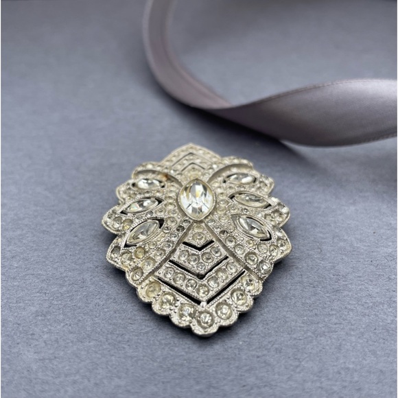 Vintage Art Deco Clear Rhinestone Pavé Scarf Clip - Picture 4 of 14